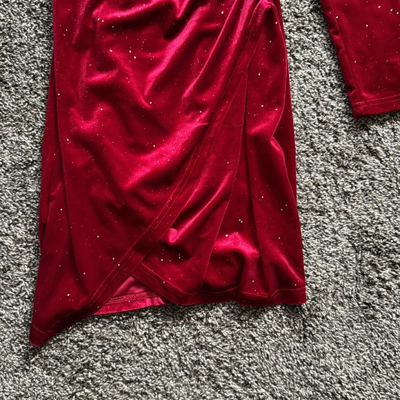 Fashion NWT Red Velvet Faux Wrap Dress Size Medium - Picture 5 of 9